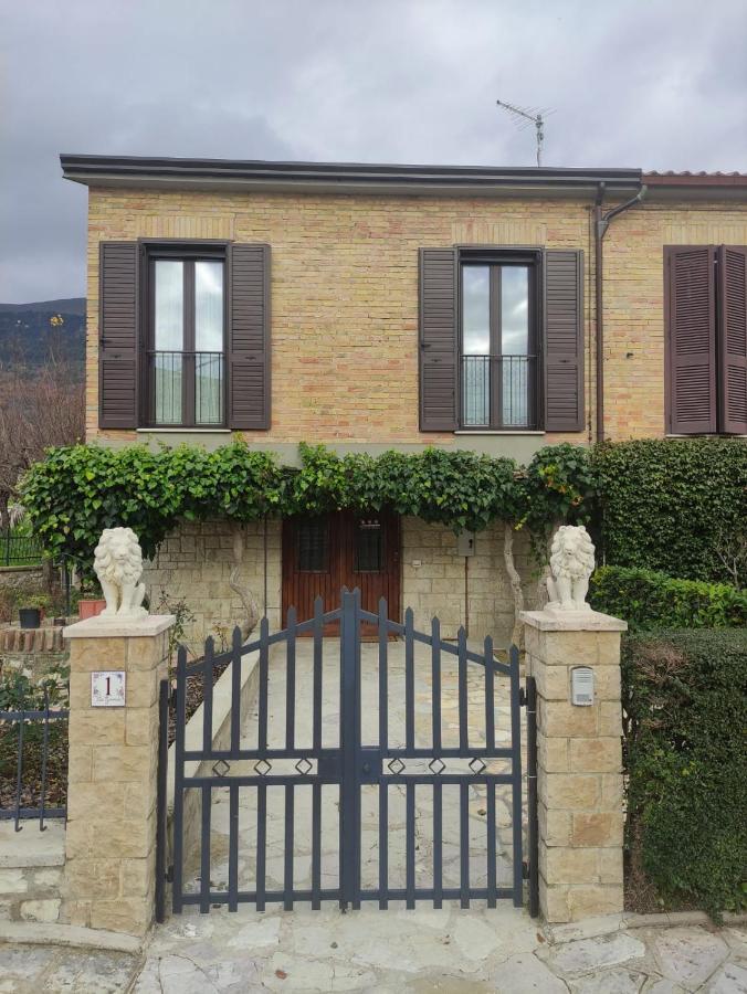 La Casetta Al Teatro Romano Gubbio Bagian luar foto